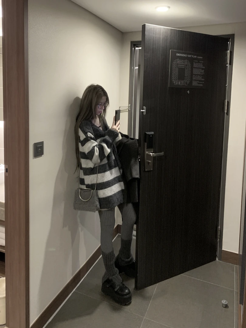 ishui-格雷学妹-ins慵懒风撞色条纹披肩双色假两件秋冬宽针织毛衣