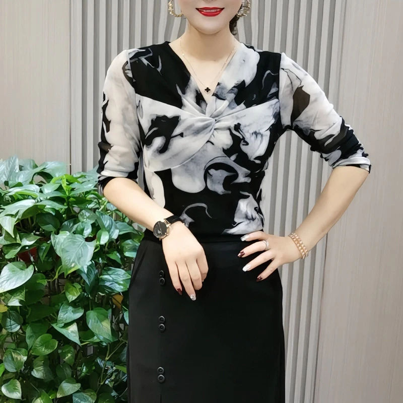 2025秋季新款时尚洋气特色V领修身显瘦印花长袖气质百搭弹力小衫