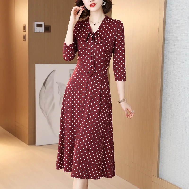 2025春装时尚复古优雅黑白波点收腰V领连衣裙中长款妈妈裙连衣裙