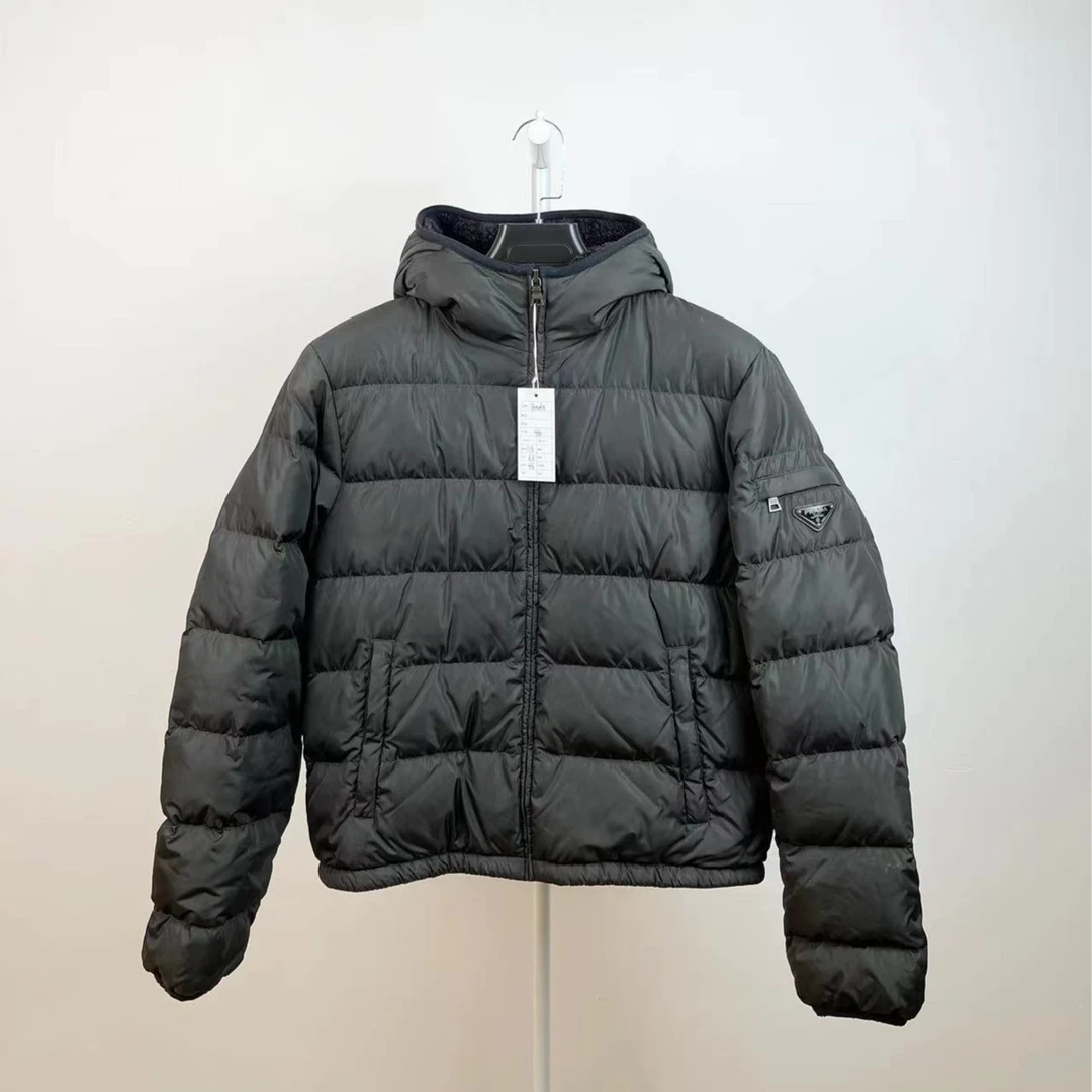 Prada/普拉达/99新/黑色 三角标 内里羊羔毛 短款羽绒服/46码