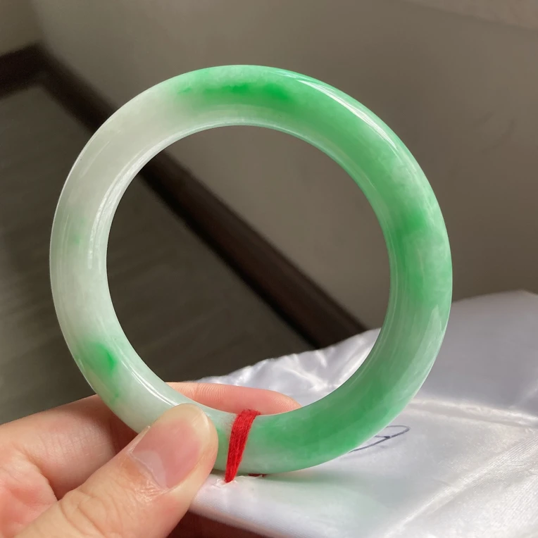 6061圈口飘阳绿圆条飘绿大圈口150031有纹不扣手胖圆天然玉镯