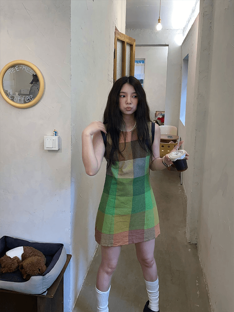 甜美撞色格子无袖连衣裙女2024夏季新款设计感网红复古做旧短裙子