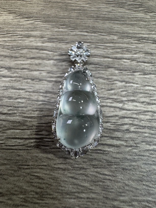 18k金镶嵌翡翠福豆吊坠气质精美冰透高冰种项坠挂坠女士