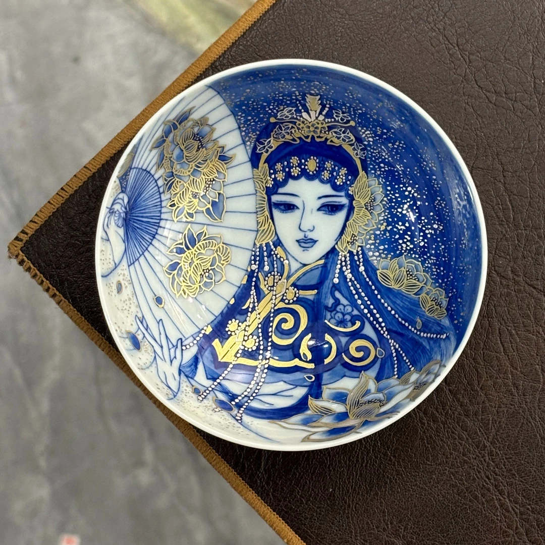 《苏艺堂甄选》《良朋柴窑》青花描金折扇花旦普洱杯