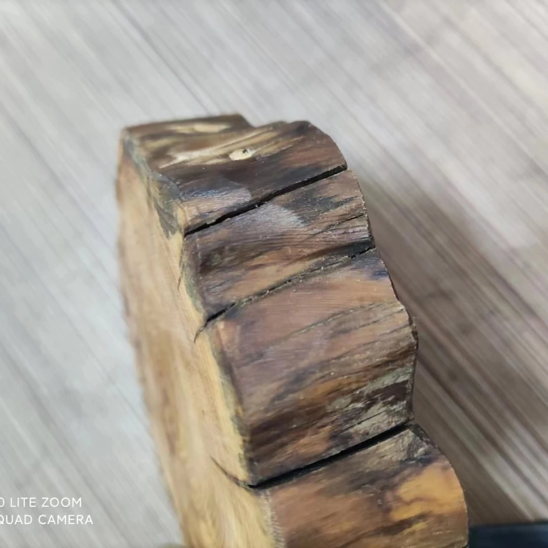 品相如图,不规则形状底座一个