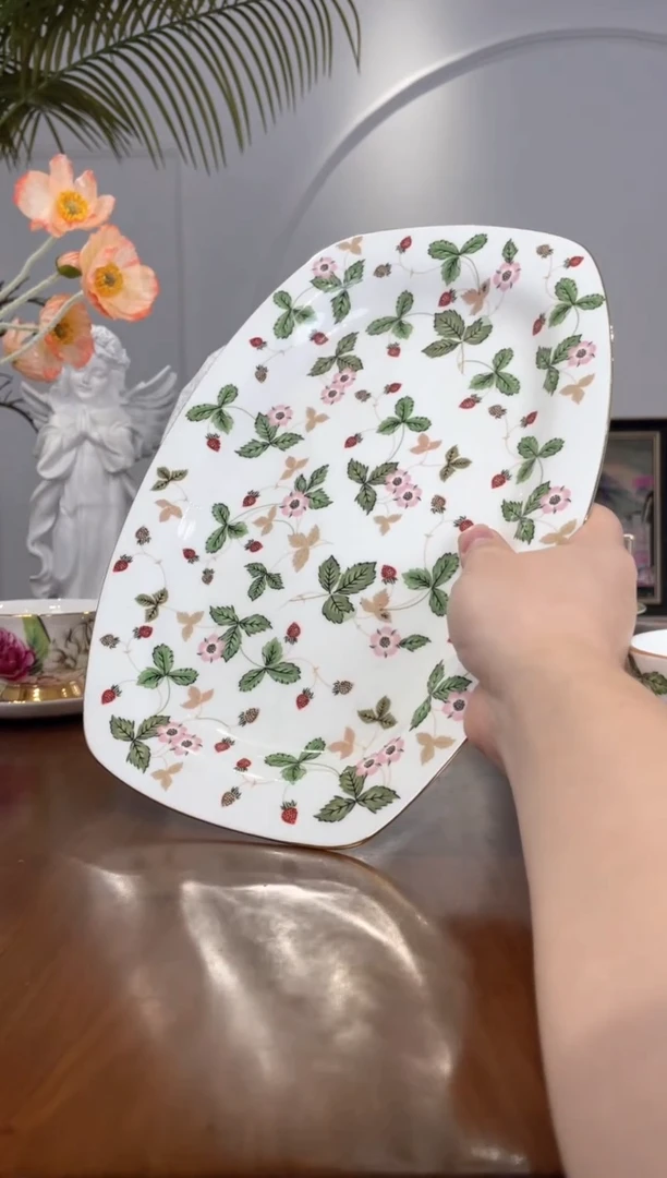 【闪购商品】骨瓷其他野草莓30cm鱼盘