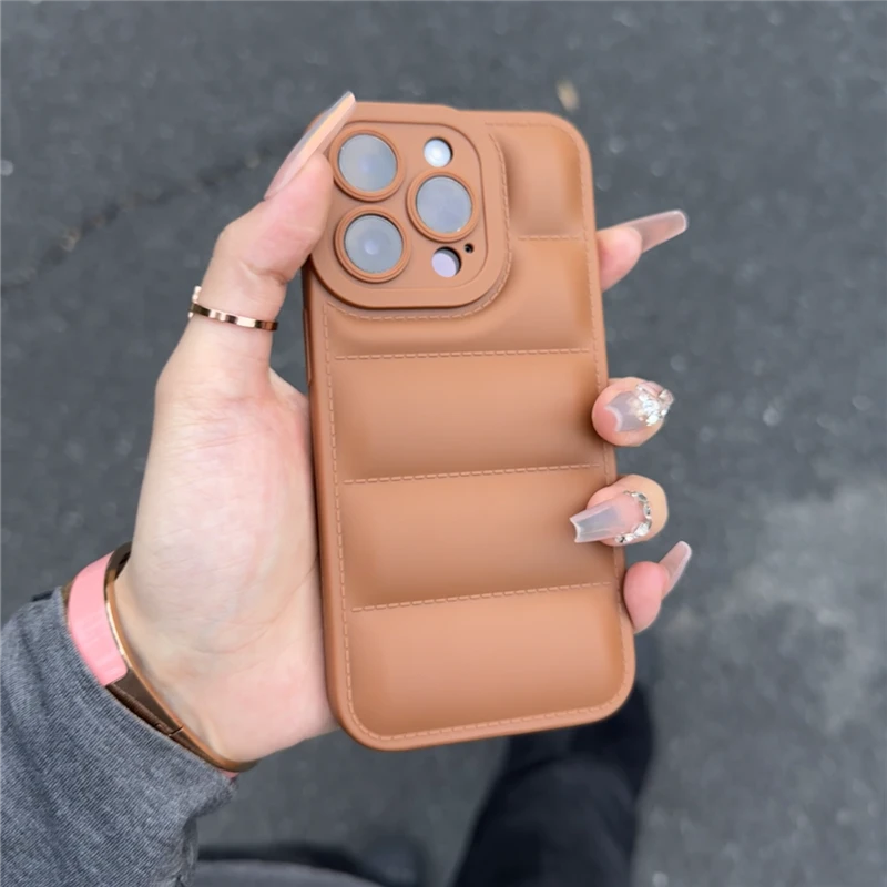 奥菲顿卡其棕色羽绒服适用iPhone16/15pro手机软壳苹果14/13/12套