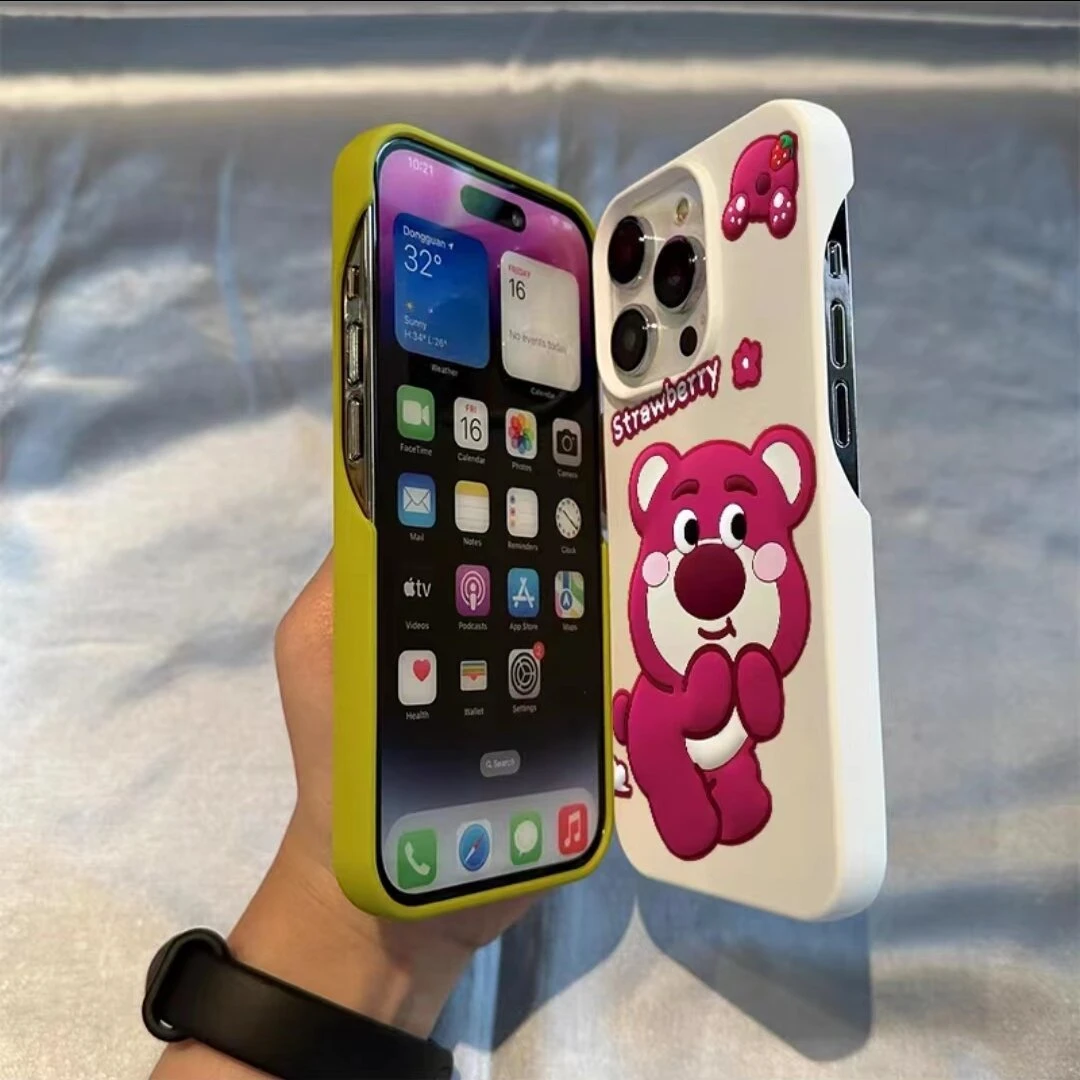 奥菲顿放屁草莓熊适用iPhone15/14promax半包苹果手机壳12/13套11