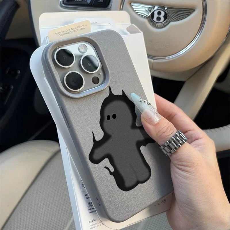 SMBLCE可爱黑火人适用苹果16promax手机壳15荔枝纹13防摔12软11套