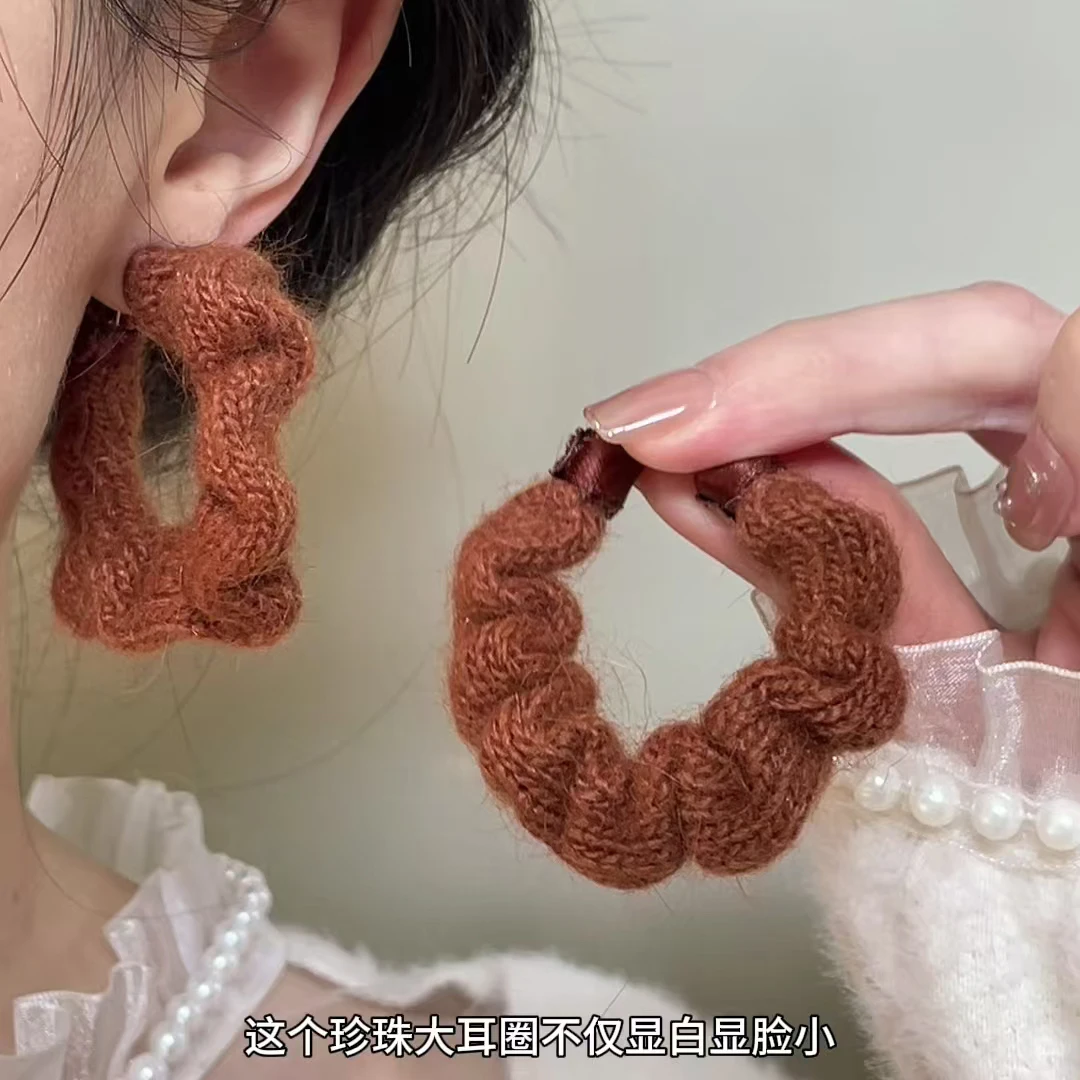合金布艺耳饰 秋冬氛围感毛绒肠圈针织耳环防丢耳扣式质感耳圈