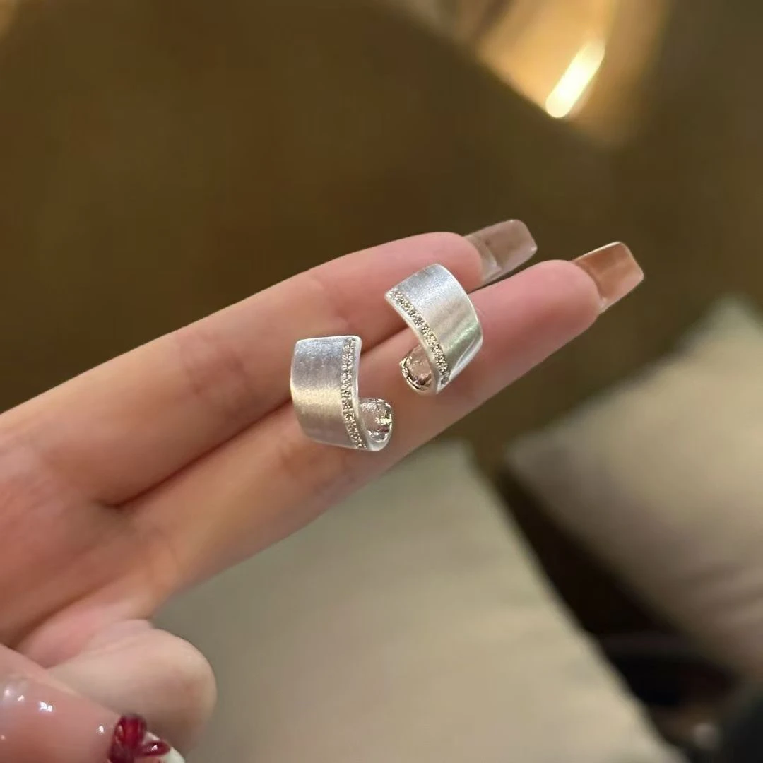 合金耳饰 小众几何扭曲小碎钻银色拉丝耳钉高级感百搭耳饰