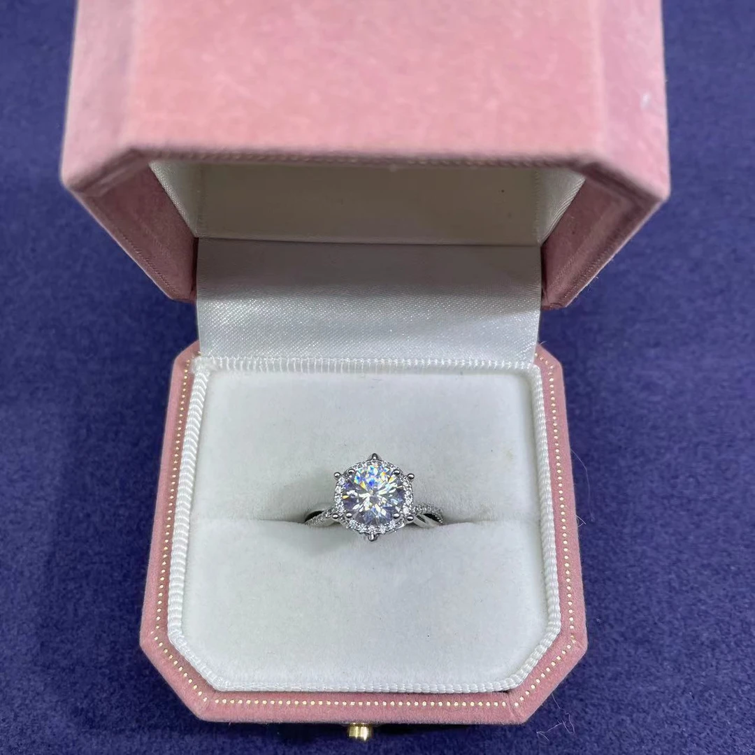 带礼品包装戒指 天花板王氏庄园两克拉2.0ct.F