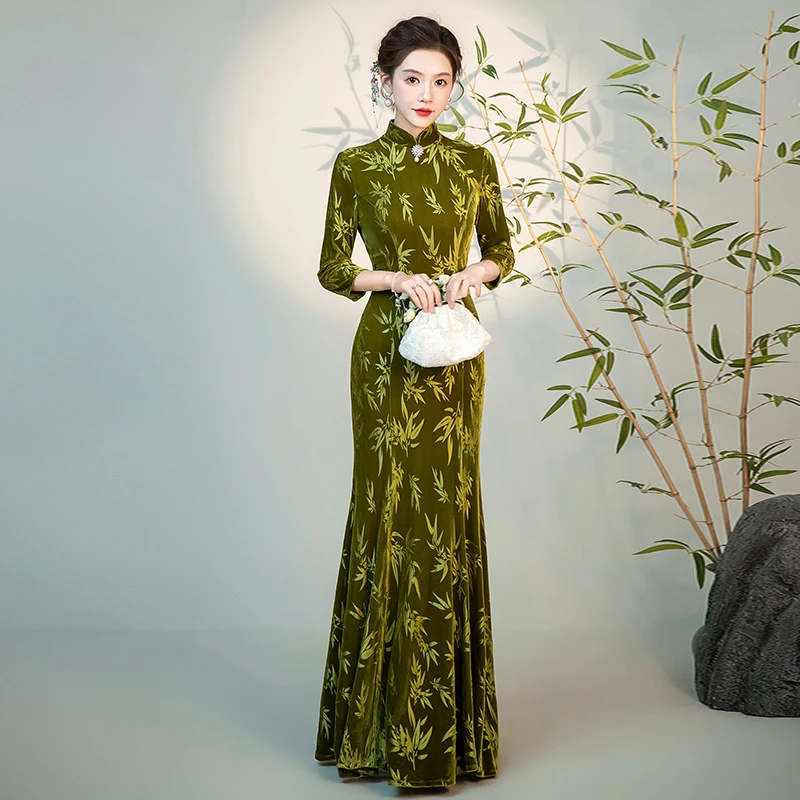 走秀长旗袍2025秋季新款气质优雅绿色丝绒鱼尾中年女士复古连衣裙