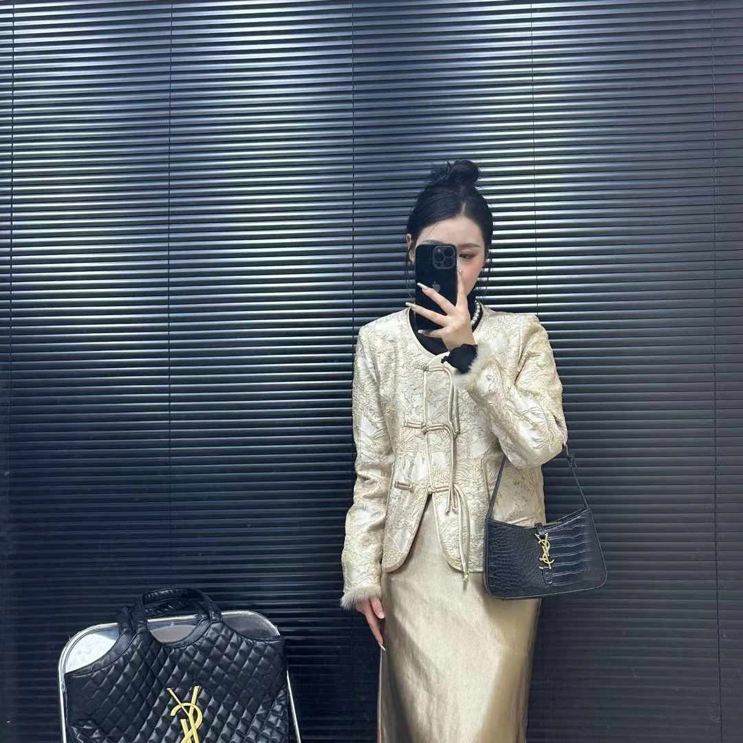 2024秋冬新款高级感新中式盘扣外套轻奢时尚重工中国风真毛上衣女