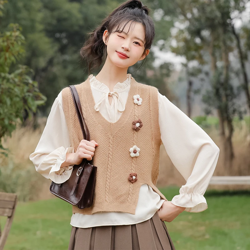 帛卡琪2024春季新款宽松V领立体花朵针织马夹女学生开叉毛衣背心