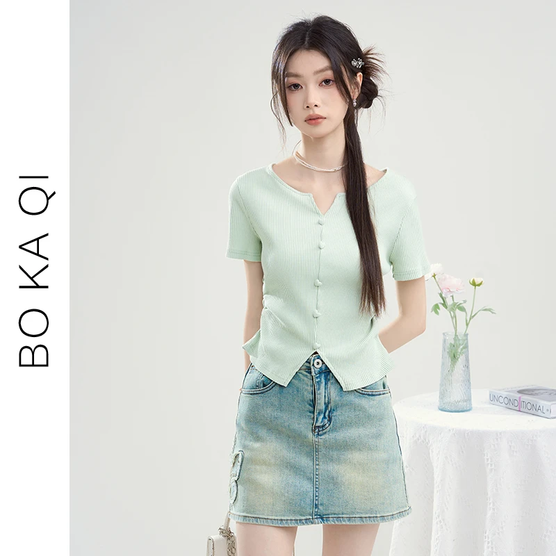 帛卡琪2024新小香风设计爱心扣纯色T恤女时尚薄荷曼波半开领上衣
