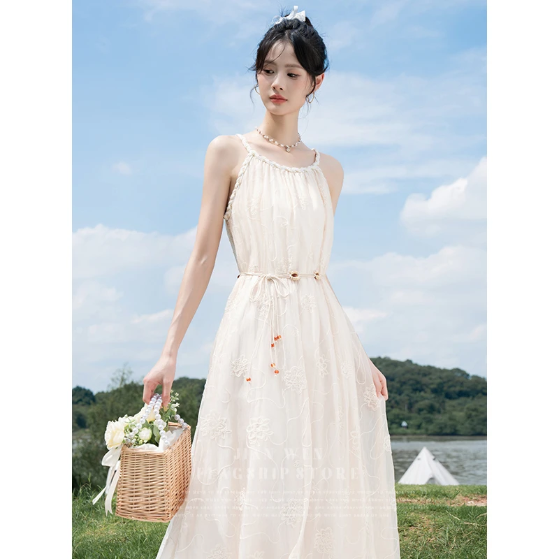 2025夏季新款法式绣花吊带连衣裙女收腰显瘦度假风无袖气质中长裙