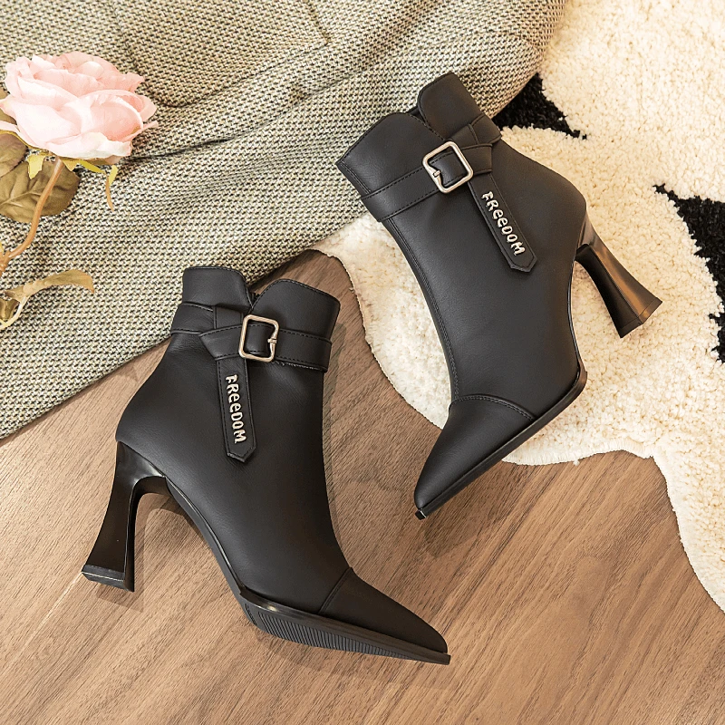 翔业粗跟短靴2024年秋冬季新款通勤复古风尖头高跟靴气质马丁靴女