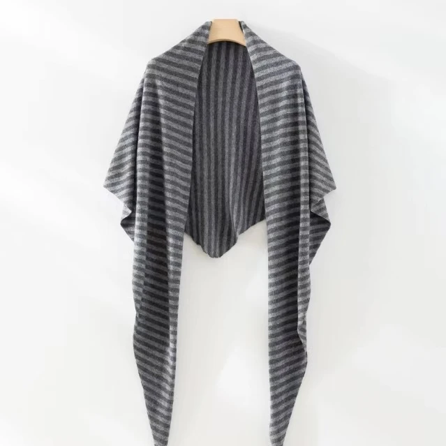 小披肩秋冬日常百搭护脖保暖外搭条纹披肩