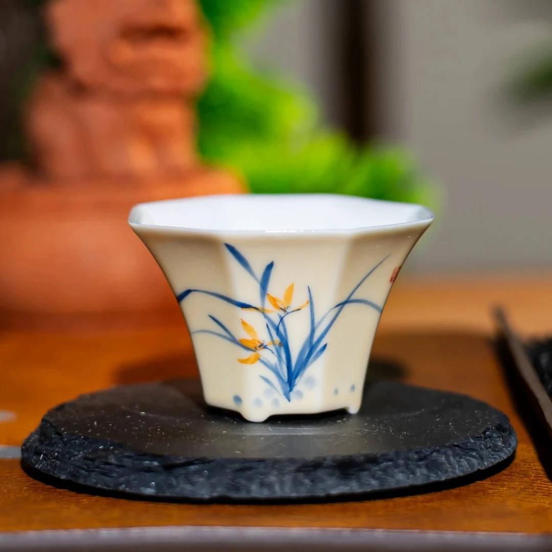 【西泠上新】宣纸黄“吴昌硕兰香图”小八方杯HX0239