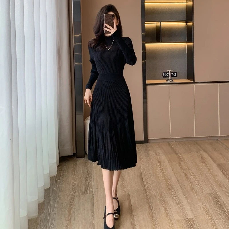 高级感时尚黑色简约纯色连衣裙女秋季长袖针织修身显瘦气质小黑裙