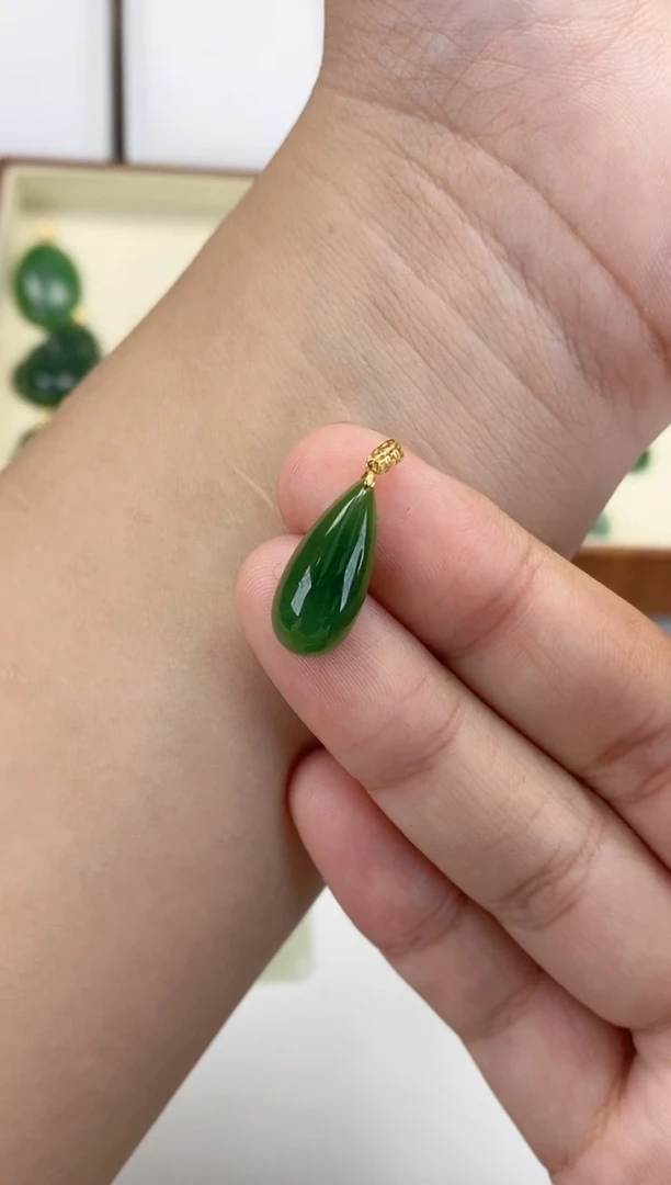 【闪购商品】和田玉吊坠(赠链)18K金镶嵌水滴