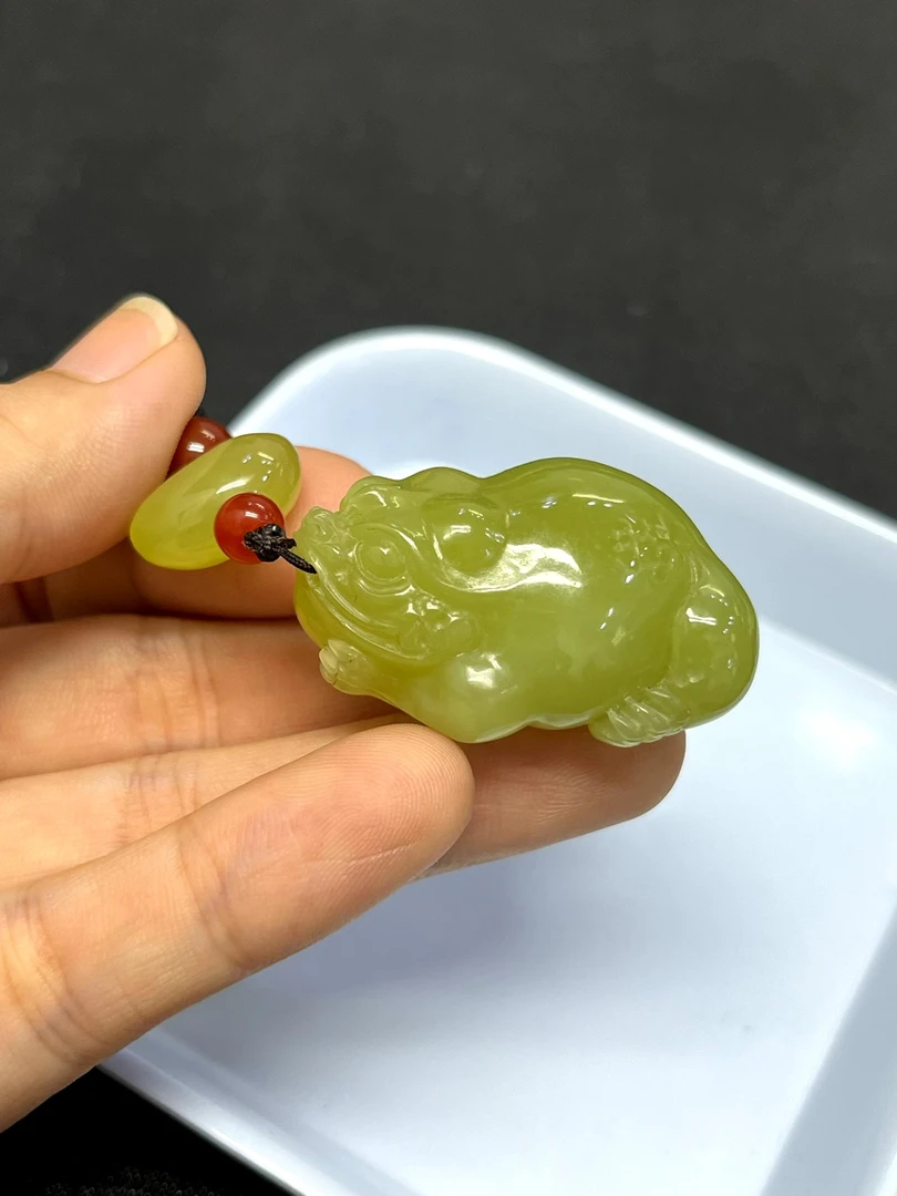 和田玉黄口料金蟾吊坠