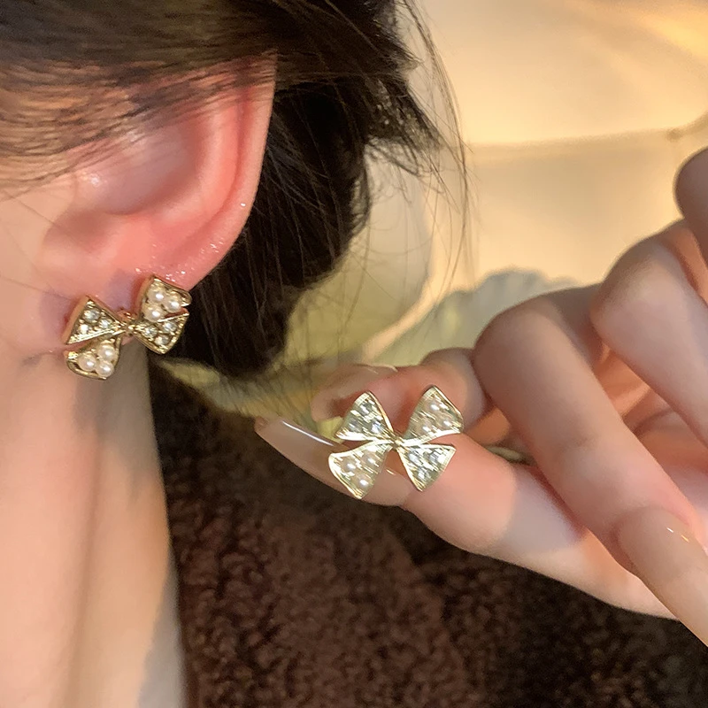 合金耳饰 77轻奢小众简约蝴蝶结耳钉女超闪百搭气质耳环耳饰