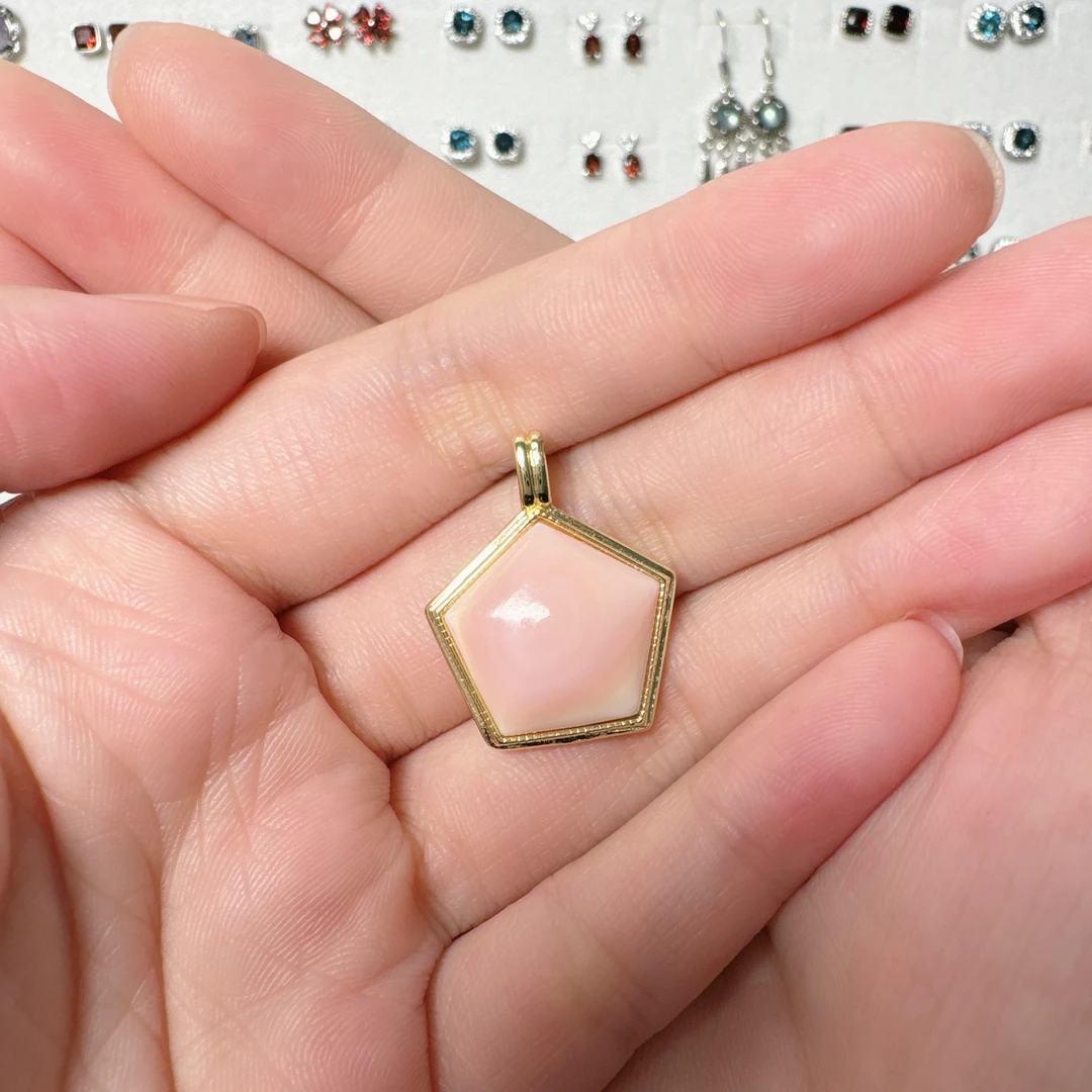 合金贝壳吊坠 C女王 粉贝吊坠(不含链)703赠合金