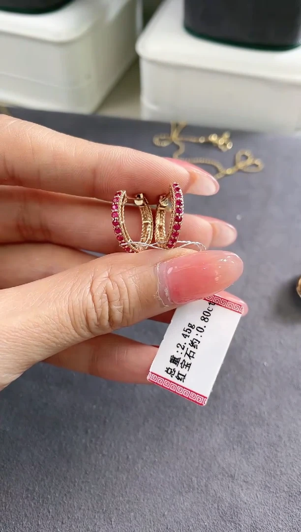 18K金镶嵌天然红宝石耳饰