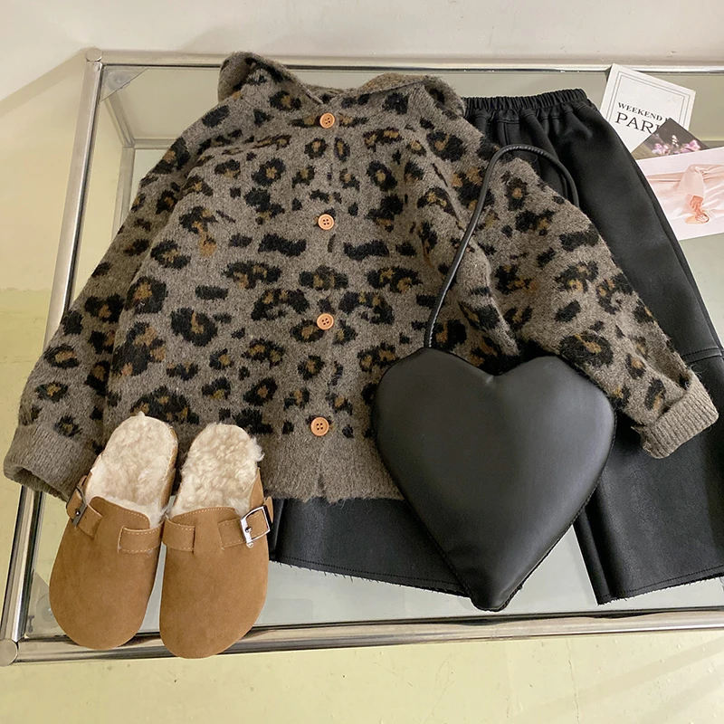 R24527女童豹纹连帽针织毛衣开衫2024秋冬新款加绒保暖皮裤套装潮