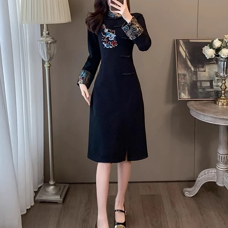 2-3国风刺绣改良连衣裙女秋季新款收腰显瘦高级感开叉裙子