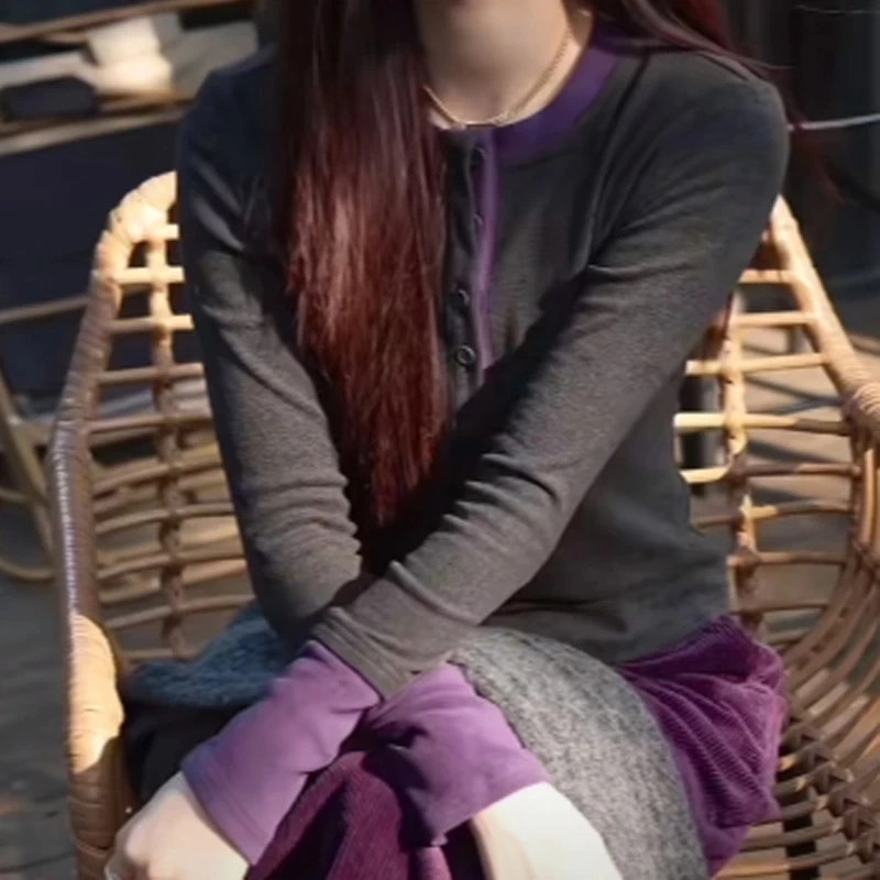 设计感撞色拼接长袖T恤女秋季2025年新款修身时尚纽扣圆领打