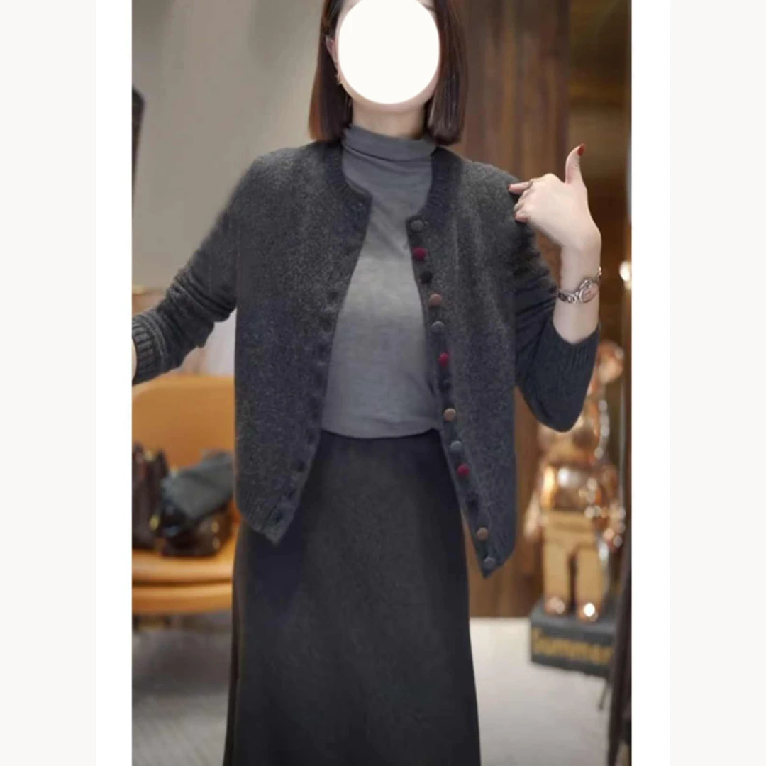 时髦减龄彩扣圆领针织开衫女高级感气质毛衣秋冬时尚宽松百搭外套