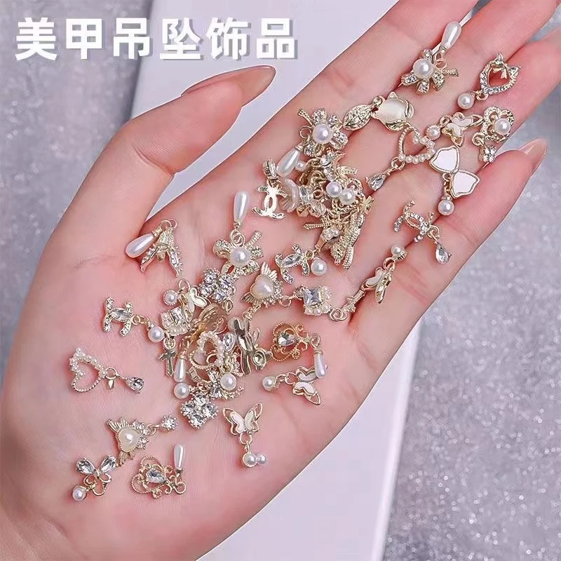 靓点轻奢美甲合金钻吊坠流苏美少女蝴蝶饰品精致镶钻超闪流行秋冬