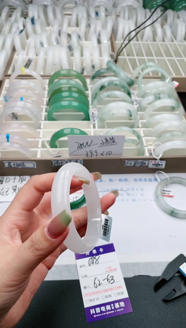 【闪购商品】石英质玉手镯未镶嵌188-PC