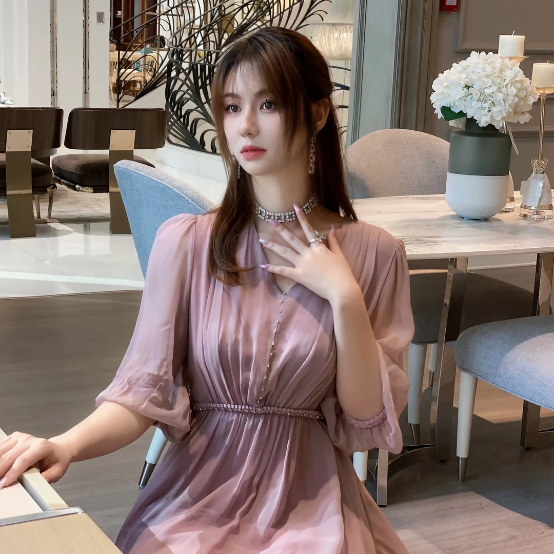 2025高端气质度假风 V领订钻显瘦桑蚕丝连衣裙 豆沙粉紫色 22058