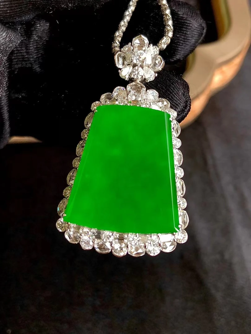 缅甸天然A货翡翠正阳绿素面牌吊坠