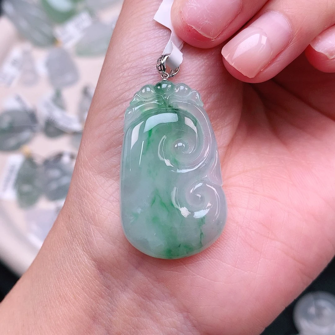 翡翠颈饰18K金镶嵌目**柔飘绿如意