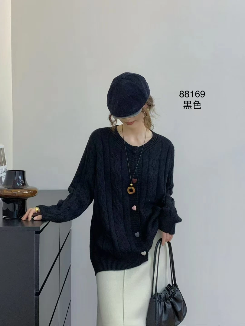 时尚爱心扣含羊毛毛衣8169