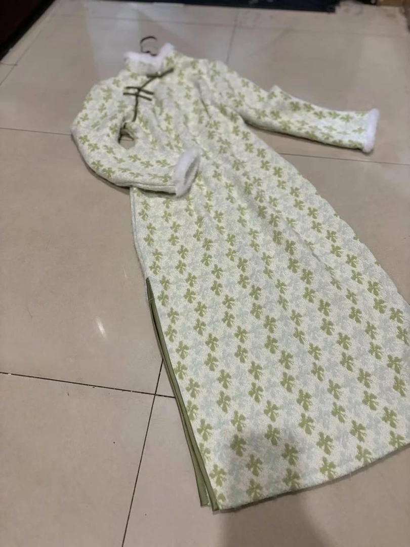 1457  淡绿色  绿花 毛领  绿边 珍珠扣  旗袍