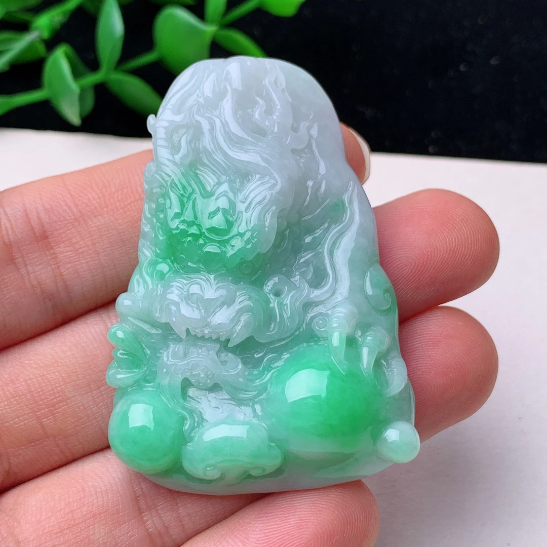 天然翡翠A货精雕龙牌玉吊坠翡翠飘绿龙牌挂件