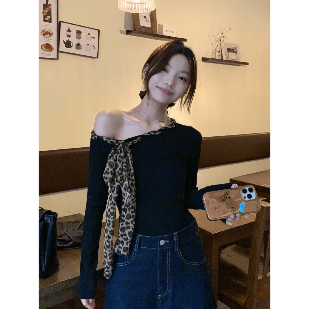 【现货】豹纹蝴蝶结一字斜肩上衣女秋季设计感修身别致长袖打底衫