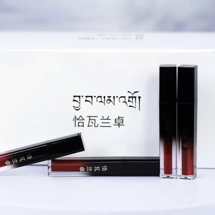 恰瓦兰卓柔色丝绒唇釉。