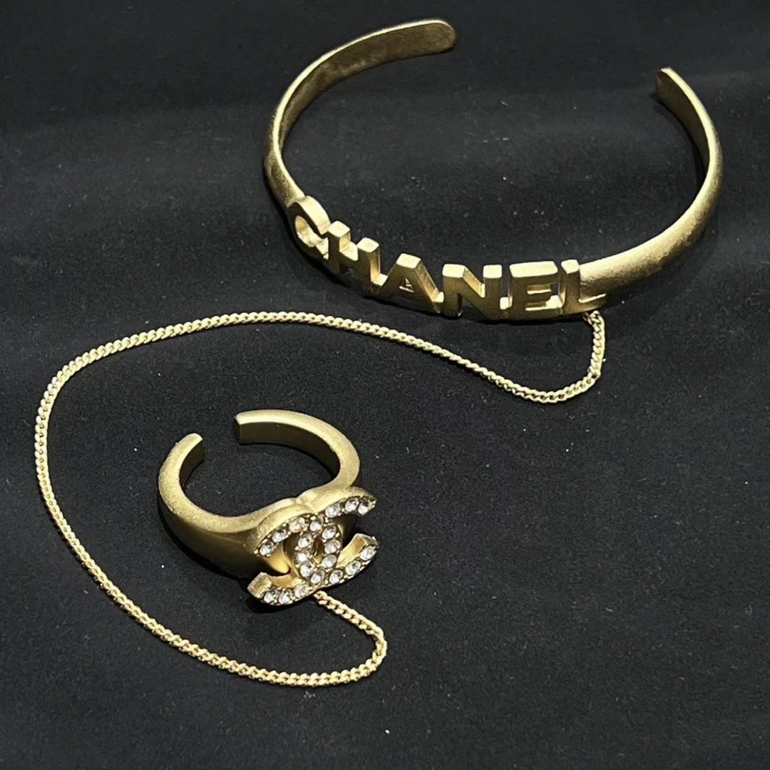 95新 Chanel/香奈儿 金色 钻钻 cclogo 戒指手镯