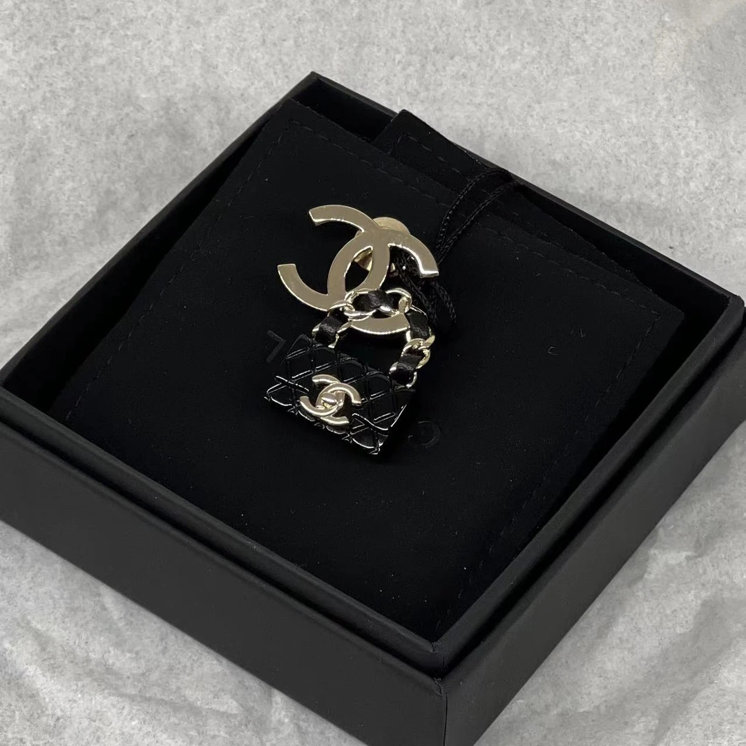 95新 Chanel/香奈儿 Chanel23C 黑金包包CC胸针