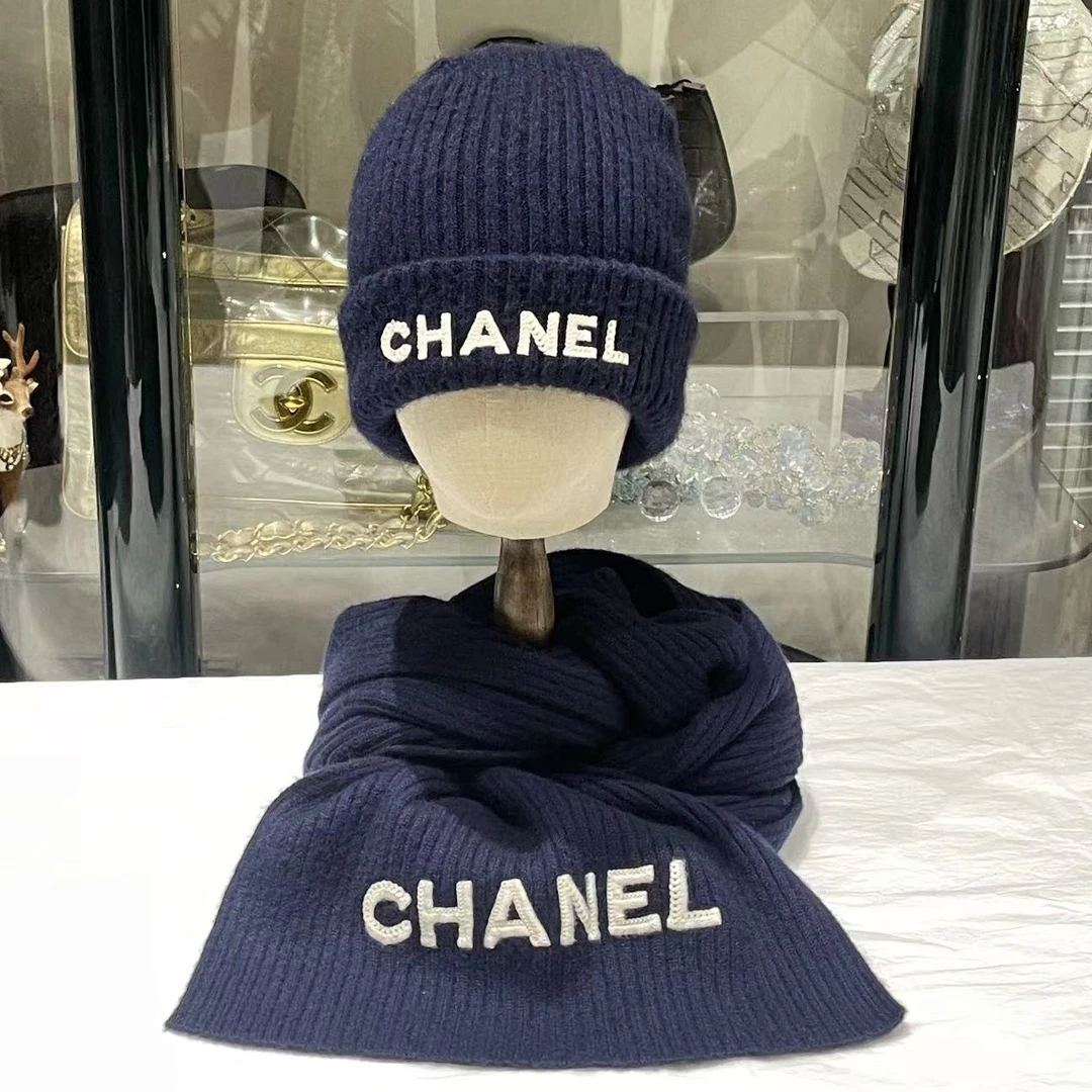 95新 Chanel/香奈儿 22B 蓝色针织帽围巾套装，白色字母logo