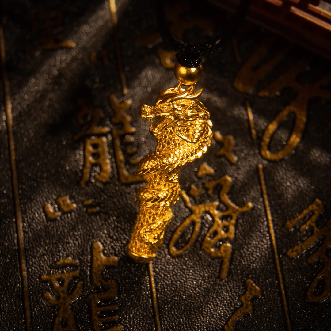 Chow Tai Seng/周大生足金古法龙抱柱吊坠古法金盘龙柱龙柱吊坠