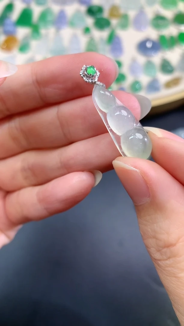 【闪购商品】翡翠吊坠(不含链)18K金镶嵌84豆子|1280+0