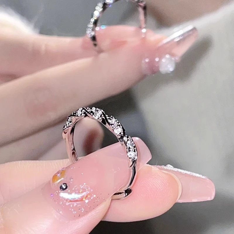 合金戒指 缠绕爱河碎钻戒指女小众级轻奢ins风爆闪麻花开口素戒